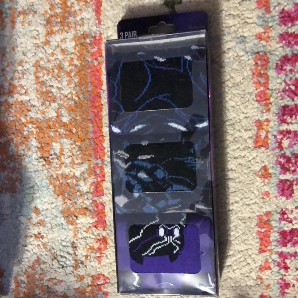 🧜🏼‍♀️3 for $15 item!🧜🏼‍♀️ men’s black panther 3 pair crew socks - Picture 2 of 4